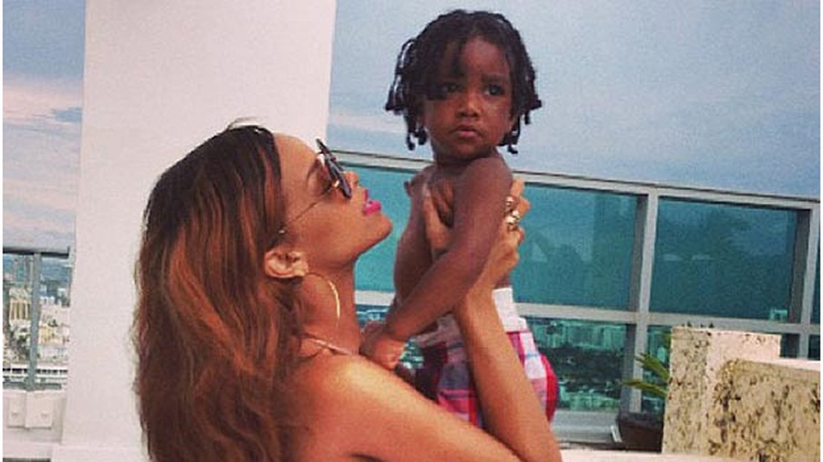 Barnkära Rihanna lekte med sin väninnans barn. 